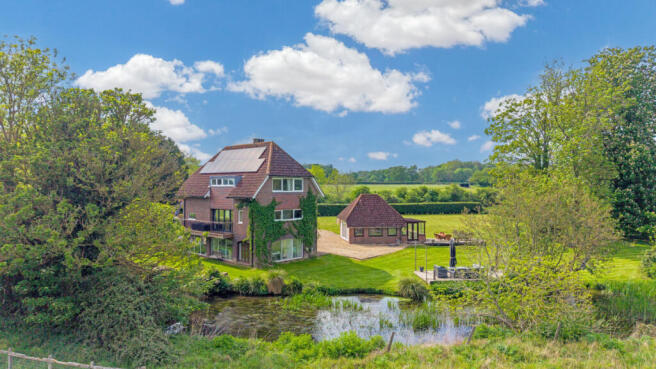 4 bed property, in Wildmoor Sherfield-On-Loddon Hook, £1,750,000