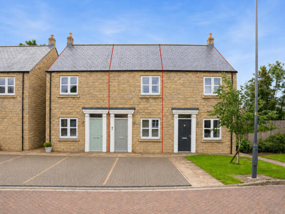 2 bed property, in Oak Close, £160,000
