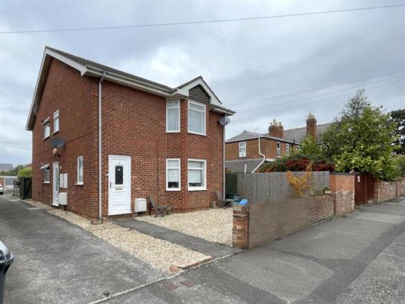 2 bed property, in Central Road, £125,000