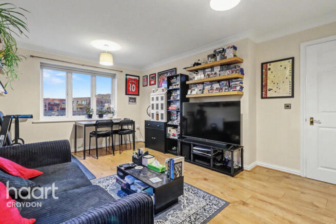 2 bed property, in Old School Place, £250,000