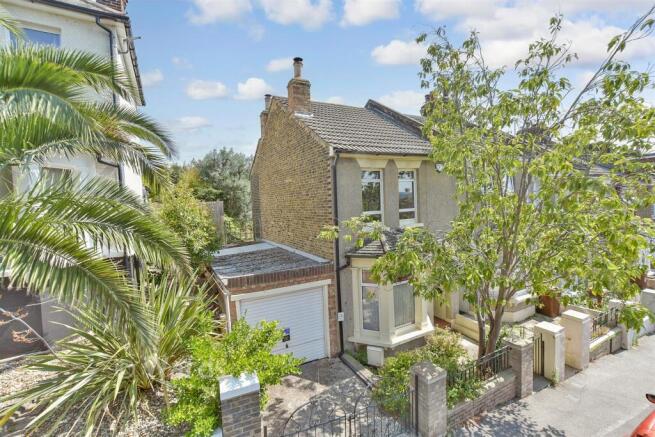 2 bed property, in Mill Road, £300,000