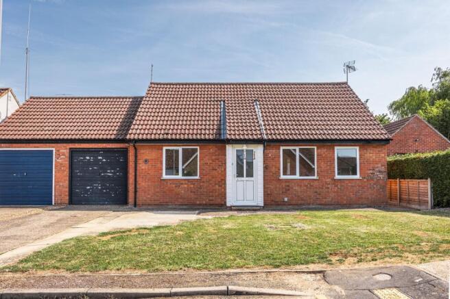 2 bed property, in Princess Close, £200,000