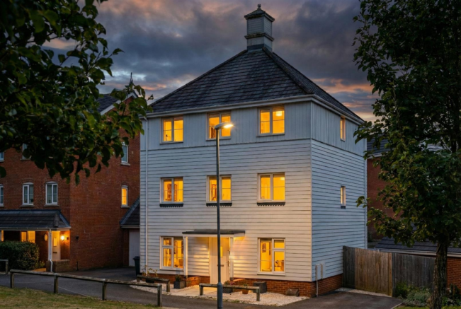 4 bed property, in Cedar Avenue, £600,000