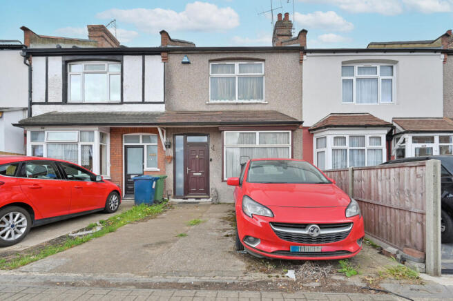 2 bed property, in Pinner Road, £525,000
