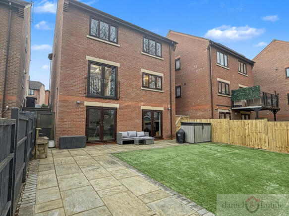 4 bed property, in Meadow Close, £385,000