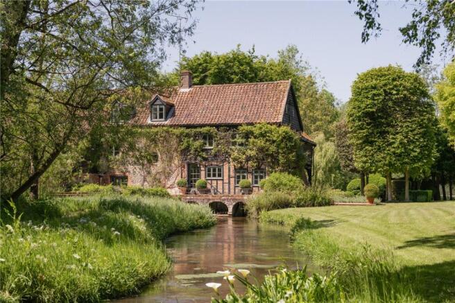 6 bed property, in Hunworth, £2,900,000