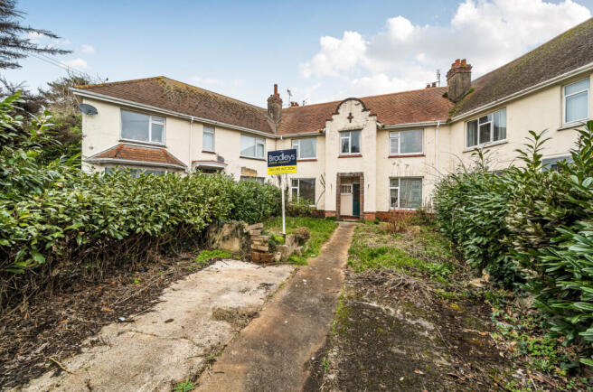 4 bed property, in Conway Crescent, £140,000