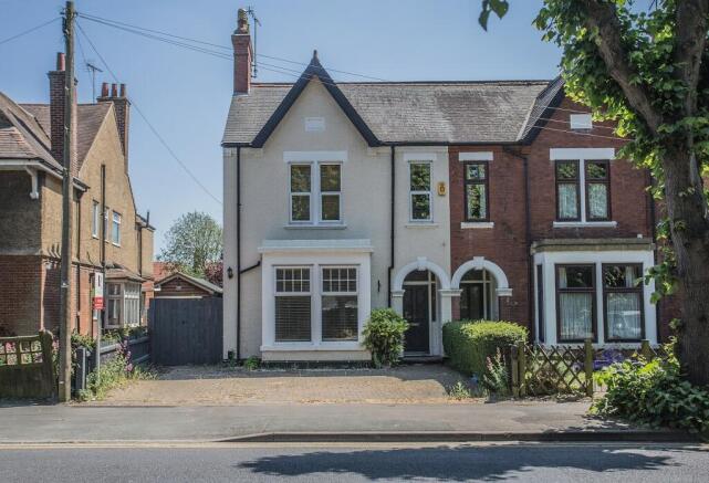 4 bed property, in Broadway, £475,000