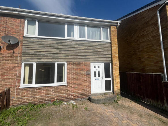 3 bed property, in Charlaw Close, £90,000