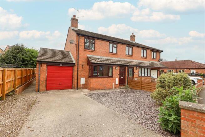 3 bed property, in The Oaks, £295,000