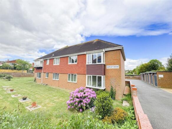 2 bed property, in Cranston Avenue, £195,000