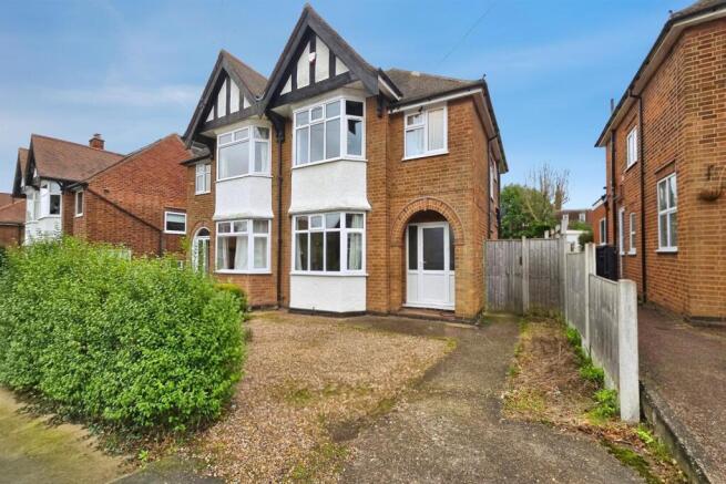 3 bed property, in Farm Road, £325,000