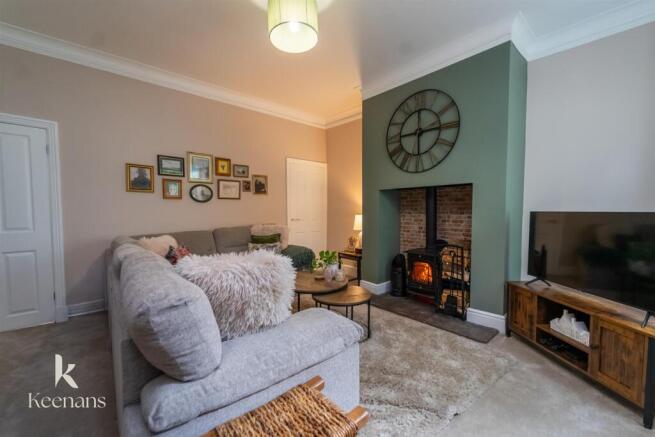 2 bed property, in Dean Road, £220,000
