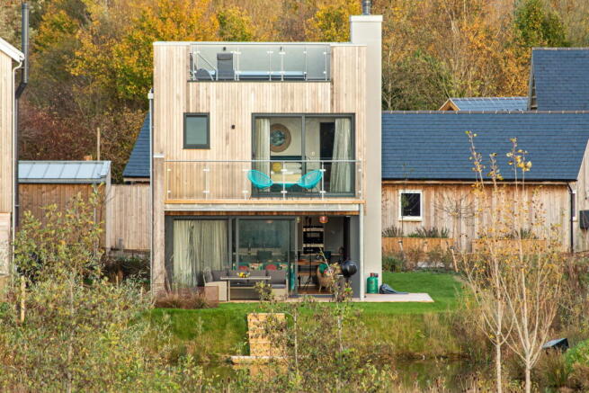 4 bed property, in Minety Lake 15, £845,000