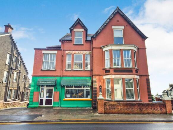 8 bed property, in High Street, £240,000
