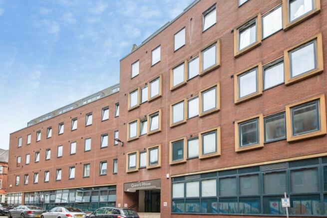 2 bed property, in Queen Street, £87,500