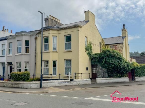 5 bed property, in The Willows, £295,000