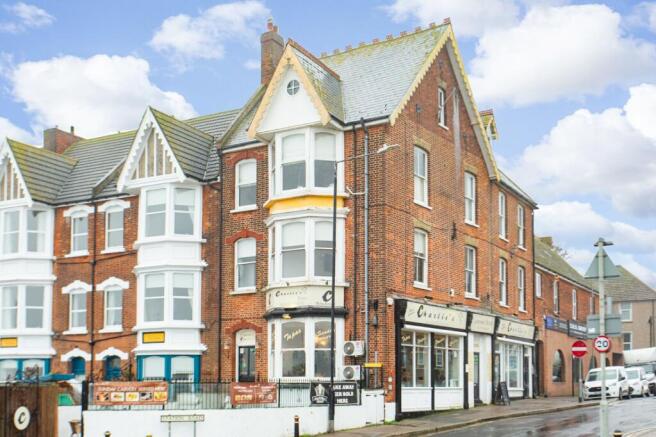 1 bed property, in Station Road, £200,000