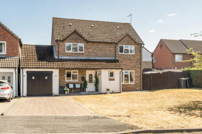 4 bed property, in Vindomis Close, £635,000