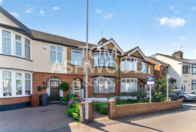 3 bed property, in Westrow Drive, £475,000