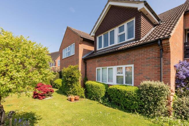 2 bed property, in Victoria Road, £285,000