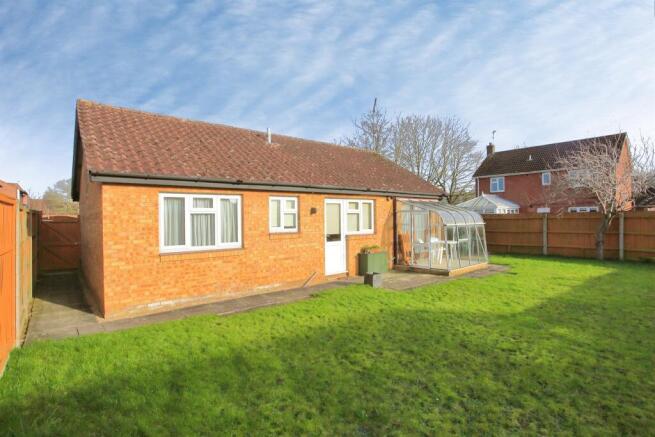 2 bed property, in Abbotts Grove, £240,000