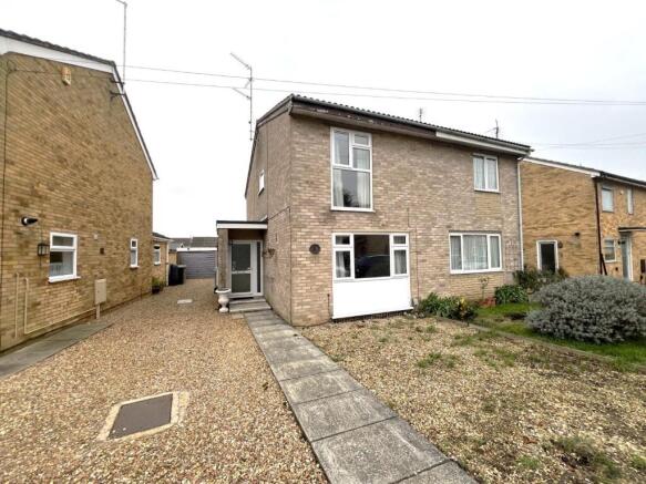 2 bed property, in Dovecote Close, £180,000