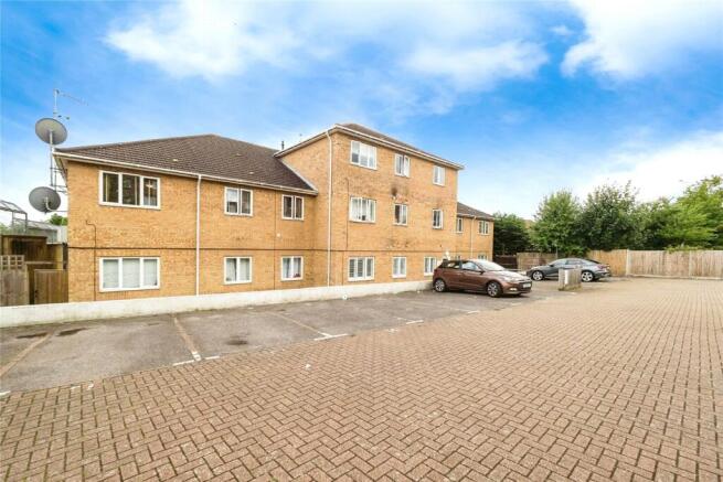 2 bed property, in Collier Row Road, £220,000