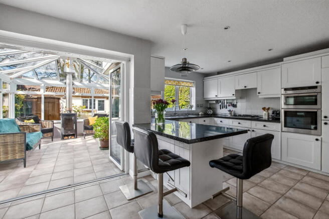4 bed property, in Badgers Copse, £685,000