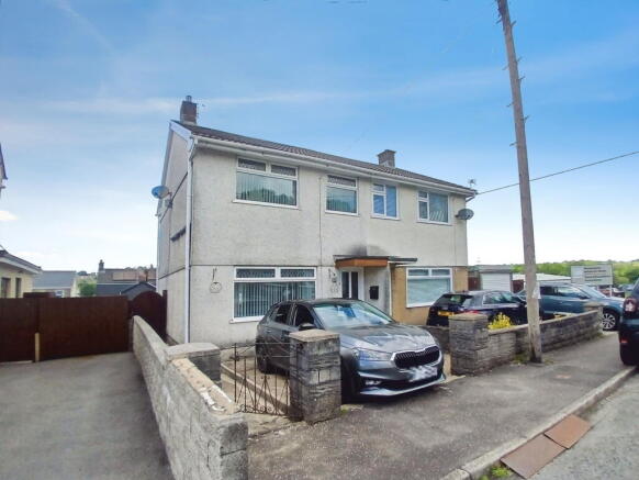 3 bed property, in Tyn Y Bonau Road, £120,000