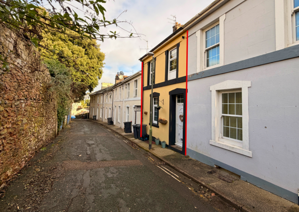 1 bed property, in Bottom Flat, £45,000