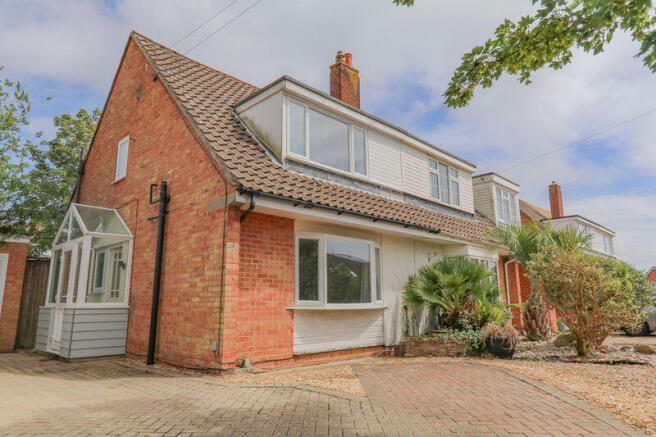 3 bed property, in Oaklands Way, £345,000