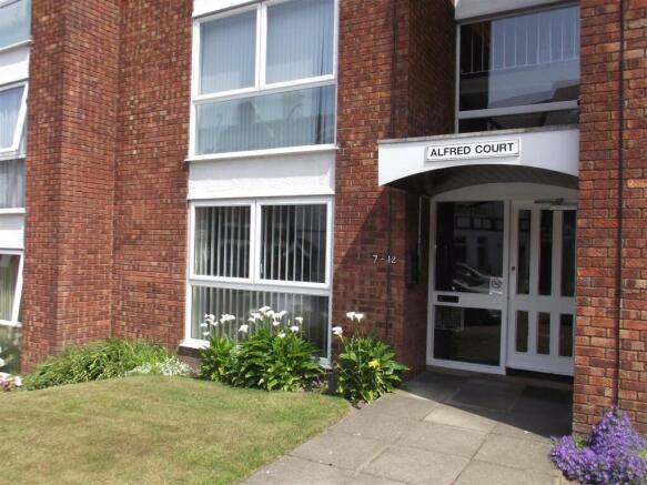 2 bed property, in Alfred Road, £200,000