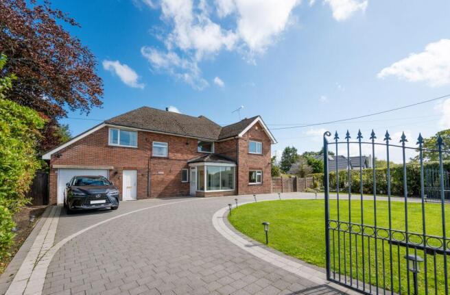 5 bed property, in Lyelake Lane, £850,000