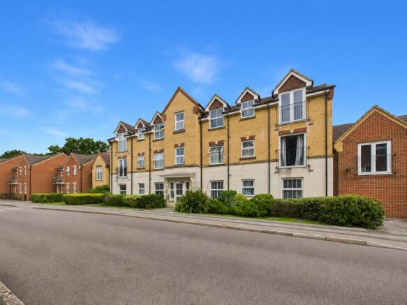2 bed property, in Sunlight Gardens, £170,000