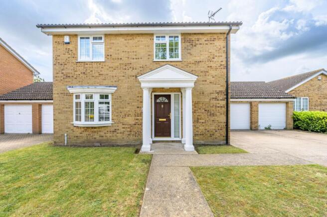 4 bed property, in Uplands Close, £400,000