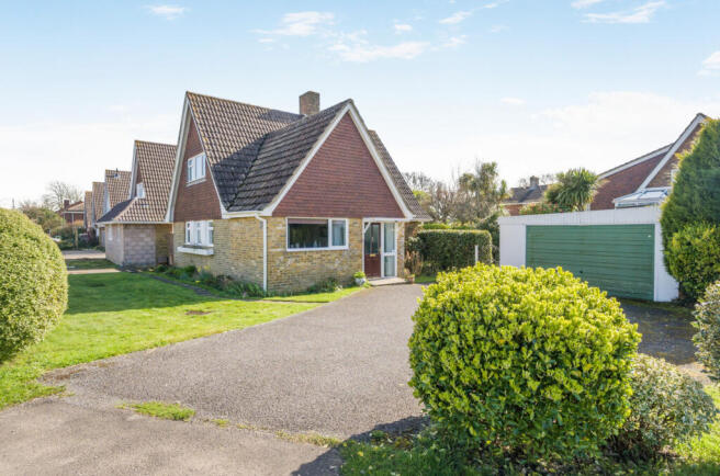 3 bed property, in Carisbrooke Avenue, £545,000