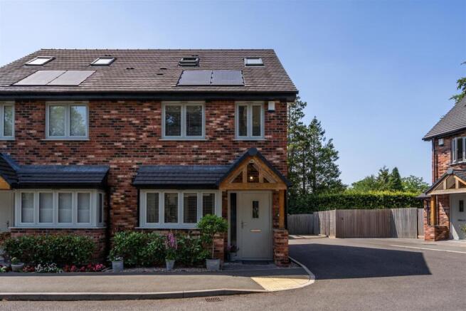 3 bed property, in Kingsley Gardens, £550,000