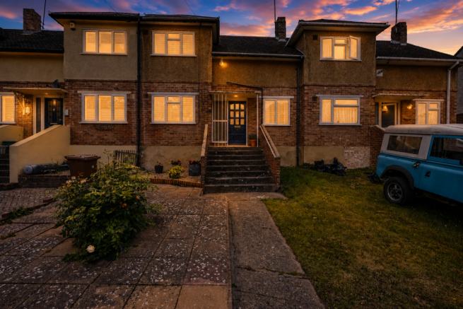 2 bed property, in Concord Avenue, £270,000