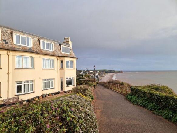 3 bed property, in Cliff Road, £250,000