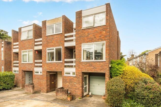 3 bed property, in King Charles Walk, £695,000
