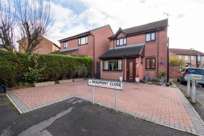 3 bed property, in Beaumont Close, £290,000