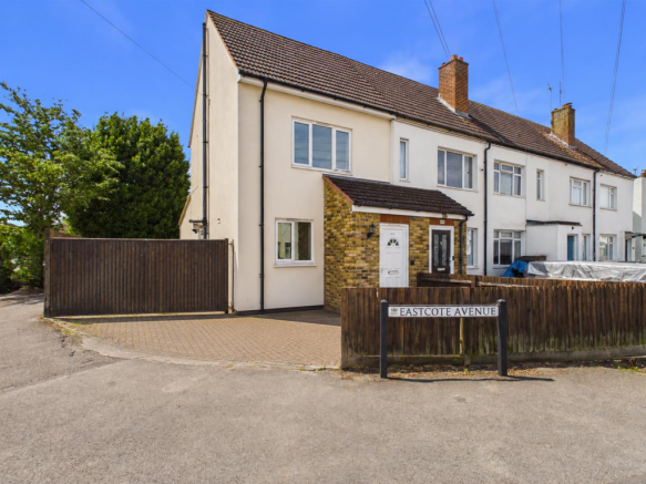 2 bed property, in Eastcote Avenue, £435,000