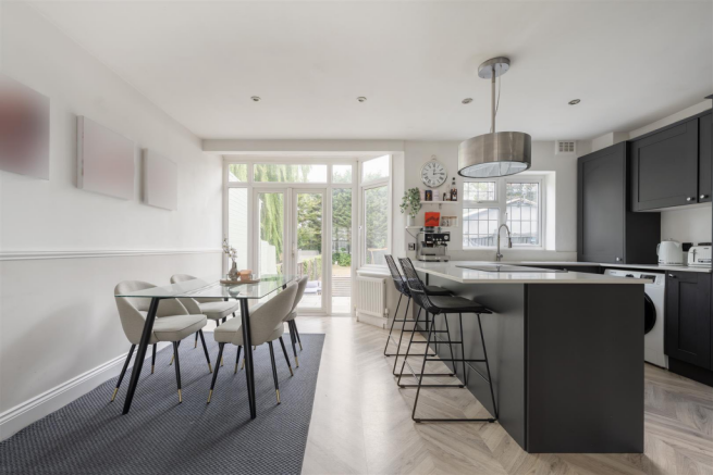 3 bed property, in Brackley Square, £600,000