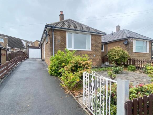 2 bed property, in Longfield Avenue, £200,000