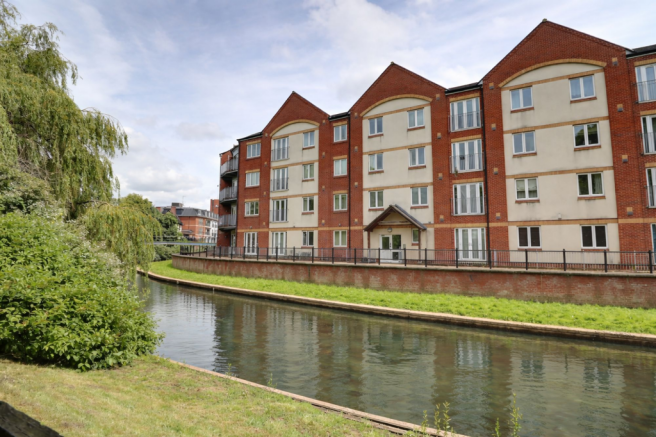 2 bed property, in Espleys Yard, £135,000