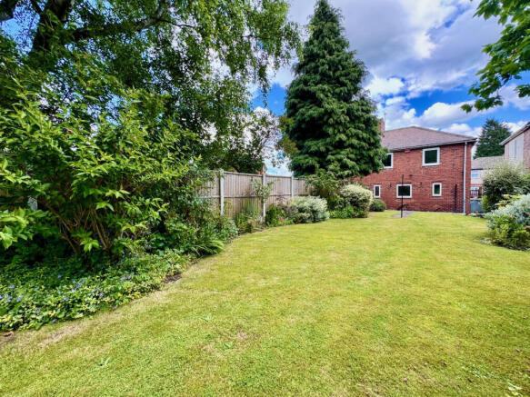 3 bed property, in Redhill Avenue, £170,000