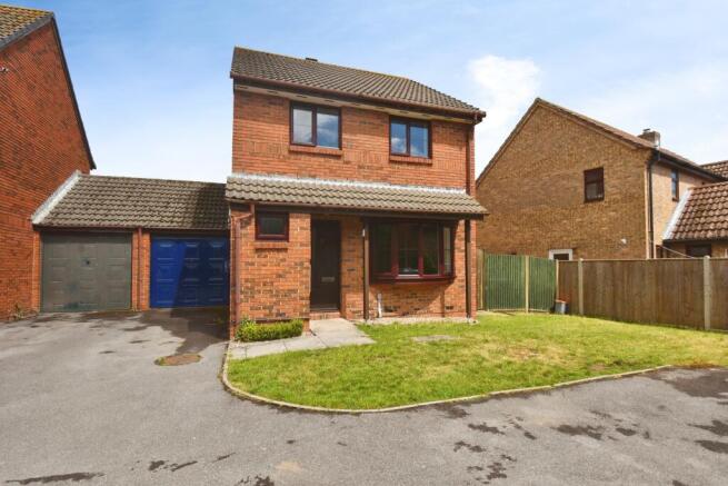 3 bed property, in Poppy Close, £354,950