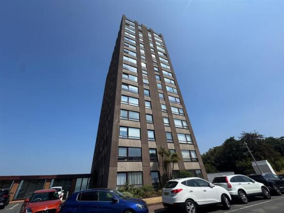2 bed property, in The Cliff, £160,000