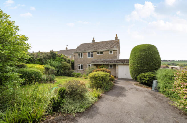 3 bed property, in Knightstone Close, £575,000